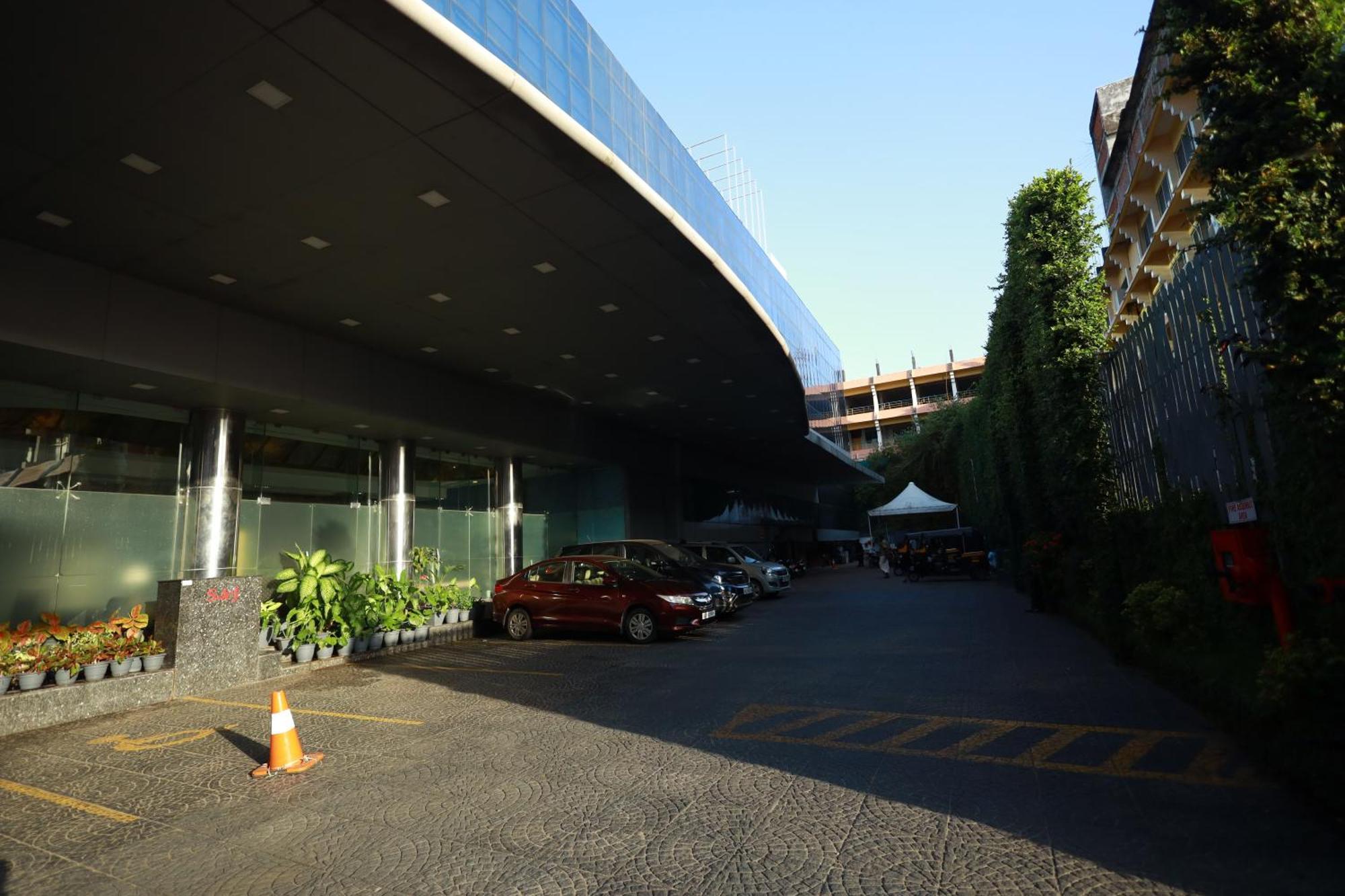 Saj Luciya -A Classified 4 Star Hotel Thiruvananthapuram Exteriör bild